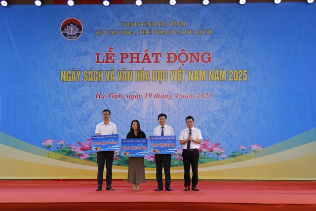 Thư viện tỉnh Hà Tĩnh đã trao tặng sách trị giá 45 triệu đồng cho ba đơn vị.