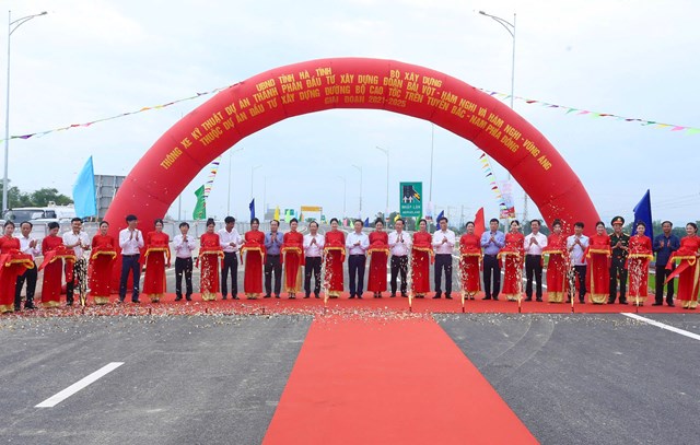 Các đại biểu thực hiện nghi thức cắt băng thông xe kỹ thuật Dự án.