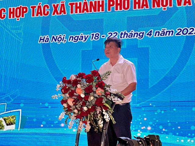 Ông Đỗ Huy Chiến Uỷ viên Ban Thường vụ Liên minh HTX Việt Nam, Chủ tịch Liên minh HTX Hà Nội phát biểu khai mạc hội chợ.