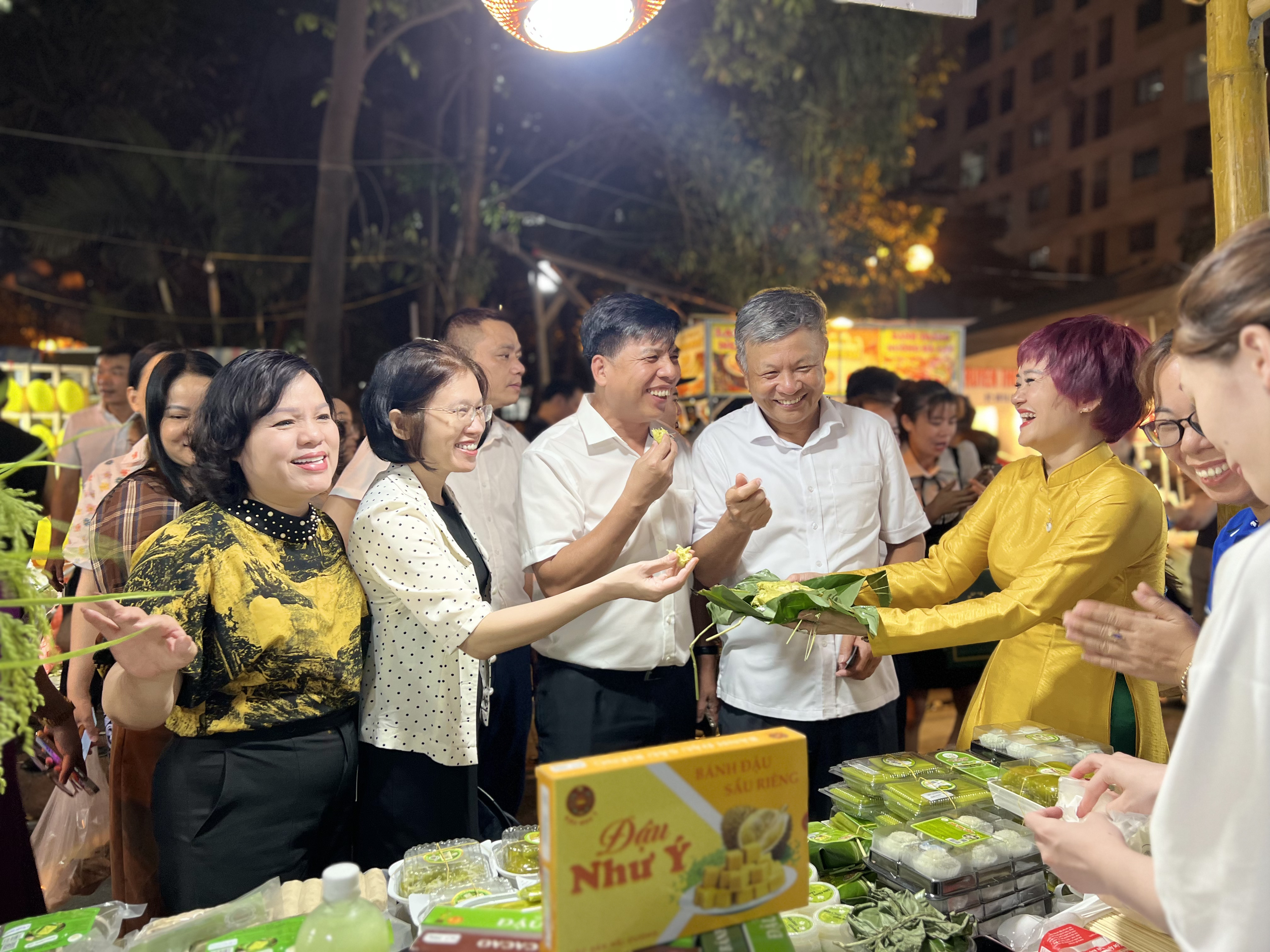 Các đại biểu tham quan gian hàng tại hội chợ