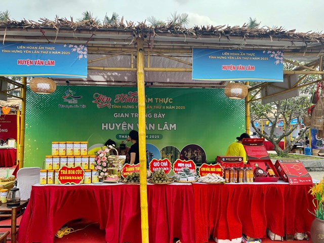  Một số gian hàng trưng bày tại Liên hoan 