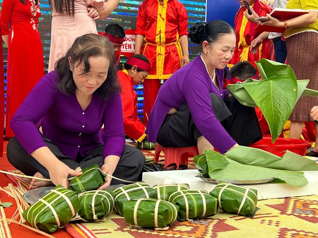 Hội thi gói, nấu bánh chưng, thổi xôi, giã bánh giầy