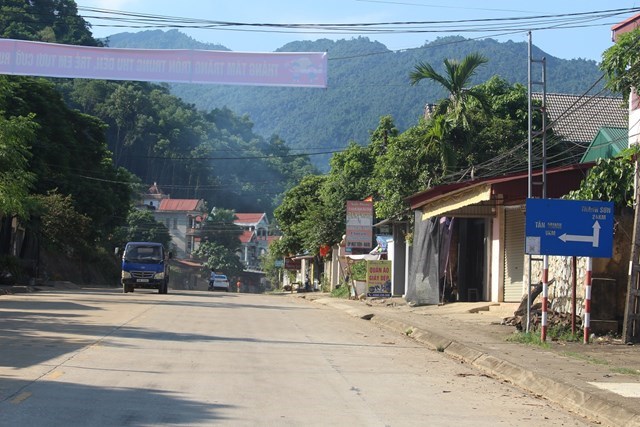 Hệ thống đường giao thông trên địa bàn xã Hương Cần rất khang trang, sạch đẹp. Ảnh: Phi Long.