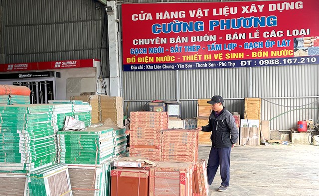 Tận dụng lợi thế giao thông thuận lợi, nhiều hộ dân ở khu Liên Chung đã mạnh dạn phát triển kinh tế theo hướng kinh doanh, dịch vụ, cho hiệu quả kinh tế cao.