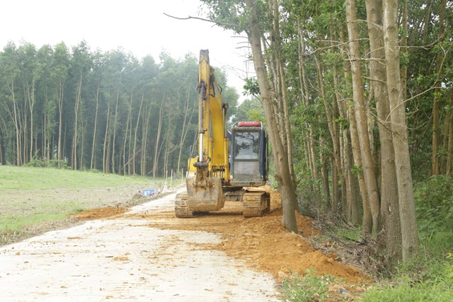 Đơn vị thi công cho máy móc khắc phục đoạn sạt lở tại cống cọc 22 trên tuyến đường giao thông liên xã Yên Sơn - Lương Nha.