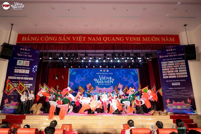 Sinh viên Báo chí “thổi bùng” tinh thần dân tộc tại đêm nhạc hội Dạ Khúc Tháng Tư 2025 - Ảnh 1
