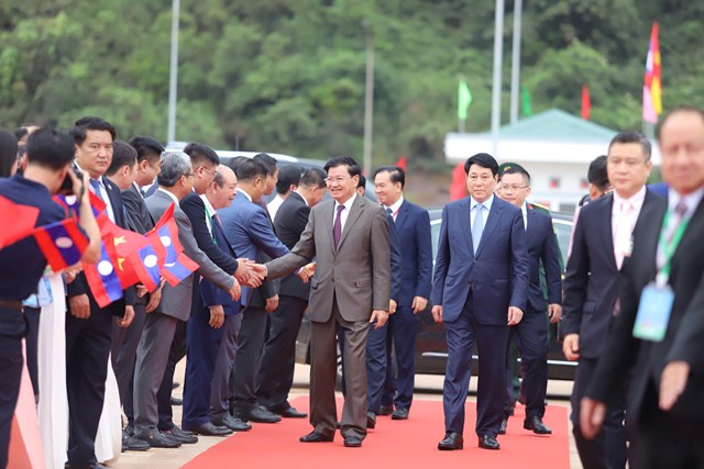 Chủ tịch nước Lương Cường và Tổng Bí thư, Chủ tịch nước Lào Thongloun Sisoulith dự buổi lễ.