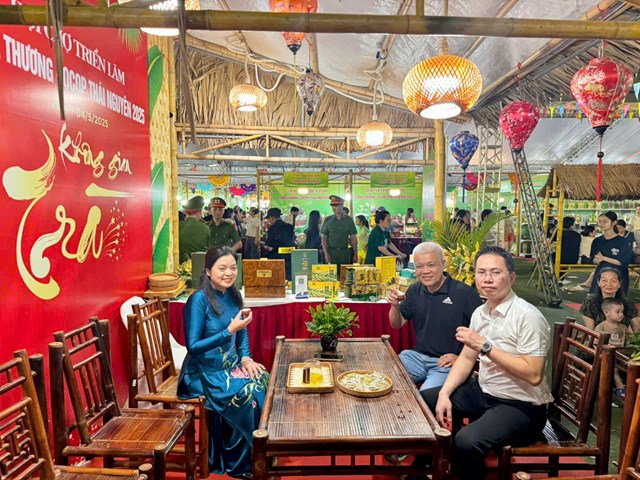 Lãnh đạo và các đại biểu trực tiếp thưởng thức đặc sản chè Thái Nguyên và tham quan những gian hàng trưng bày, triển lãm...