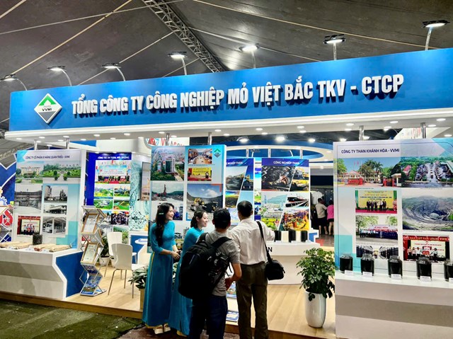 Khu trưng bày sản phẩm nhiều ngành nghề như: Máy móc, thiết bị điện, điện tử...