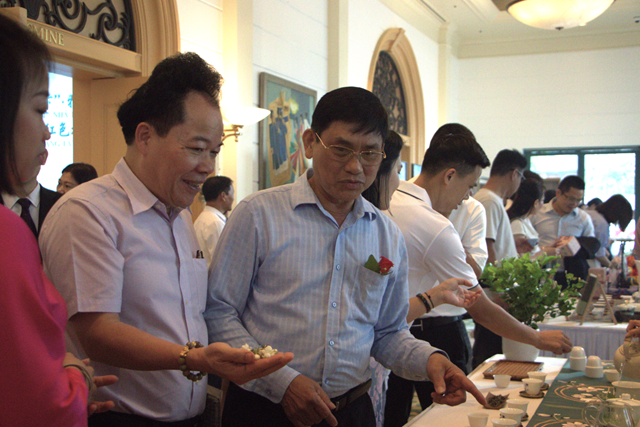 Ông Hoàng Vĩnh Long - Chủ tịch Hiệp hội Chè Việt Nam (bên phải) và ông Nguyễn Quốc Hùng - Tổng Biên tập Tạp chí Kinh tế và Đồ uống (bên trái) cùng tham quan không gian thưởng trà tại sự kiện