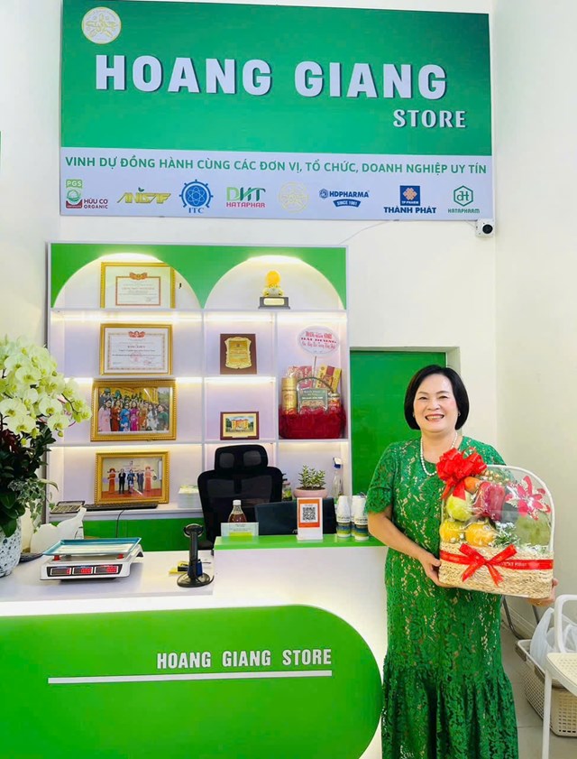 Bà Trần Thị Ngọc Mai - Chủ cửa hàng Hoang Giang Store