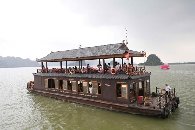 Khách du lịch tham gia tour ngắm hoàng hôn và thưởng thức trà chiều trên hồ Lục Nhạc bằng du thuyền VIP.