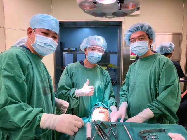 Ở những ca như vậy, bác sĩ Quang không chỉ là người “sửa lại” một gương mặt, mà còn là người vá lại niềm tin – điều quý giá mà không phải ai trong ngành cũng đủ kiên nhẫn và bản lĩnh để làm.