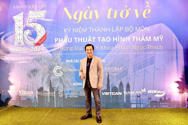 Với ông, tay nghề giỏi chưa đủ. Một bác sĩ thẩm mỹ đúng nghĩa phải có tâm, có tầm và có trách nhiệm với từng khuôn mặt mình chạm đến. Vì phía sau mỗi ca mổ không chỉ là lớp da, sống mũi hay khóe môi – mà là một cuộc đời đang chờ được chữa lành.