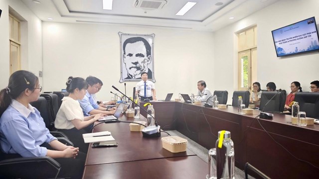 PGS - TS Nguyễn Vũ Trung - Viện trưởng Viện Pasteur TP.HCM chỉ đạo cuộc họp chuyên môn tuyến khu vực tháng 2/2025.