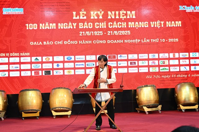 Âm thanh sâu lắng, ngân vang của nhạc cụ dân tộc độc đáo – Đàn bầu qua phần trình diễn tài hoa của Nghệ sĩ Nhân dân Hoàng Anh Tú