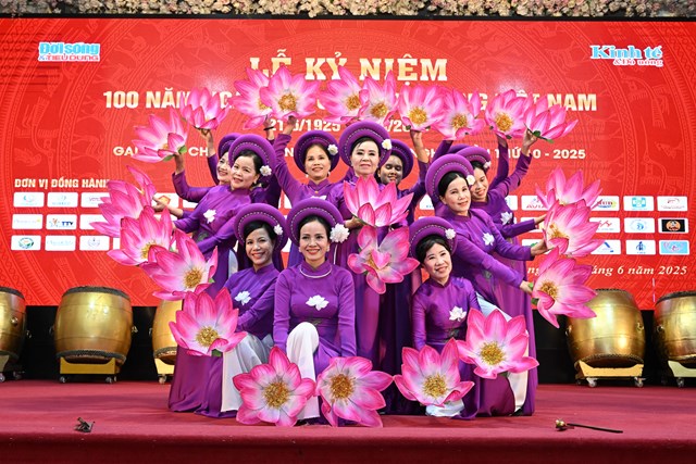 Tiết mục múa mang đậm tính biểu tượng, thể hiện vẻ đẹp thanh cao và tinh thần thuần khiết – “Xòe sen” (Múa Xing Tiền – Hoa Sen), được thể hiện bởi Đoàn Văn hóa Nghệ thuật Trường Xuân