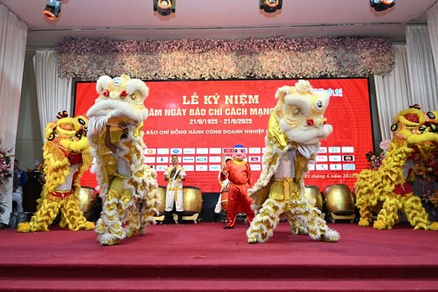 Tiết mục sôi động và rộn ràng: Múa Lân, biểu tượng cho phúc lộc – thịnh vượng, do Đoàn Văn hóa Nghệ thuật Trường Xuân trình diễn