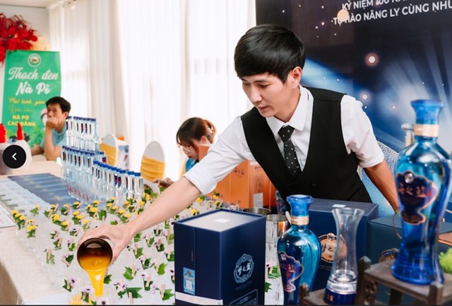 C&aacute;c bartender chuy&ecirc;n nghiệp đ&atilde; trực tiếp tr&igrave;nh diễn những m&agrave;n pha chế đầy nghệ thuật ngay tại gian h&agrave;ng, kết hợp c&ugrave;ng phần thuyết minh tinh tế về cấu tr&uacute;c hương vị