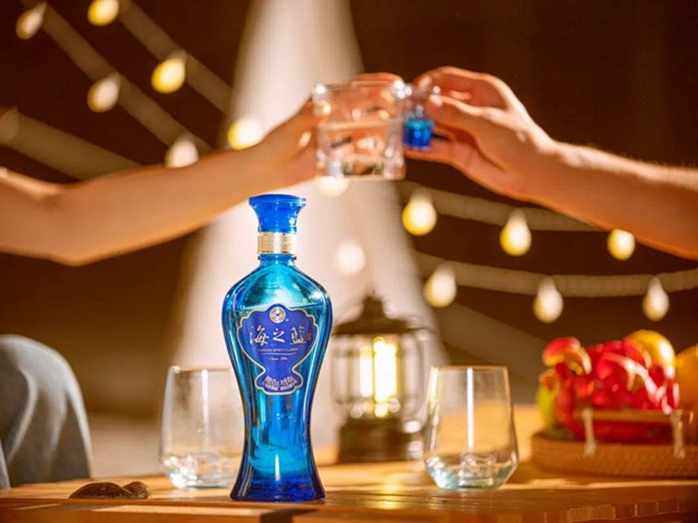 Dương H&agrave; khiến nhiều kh&aacute;ch mời bất ngờ khi một d&ograve;ng chưng cất c&oacute; nồng độ cao lại mang đến trải nghiệm đầy &ecirc;m &aacute;i, mượt m&agrave; v&agrave; dễ chịu