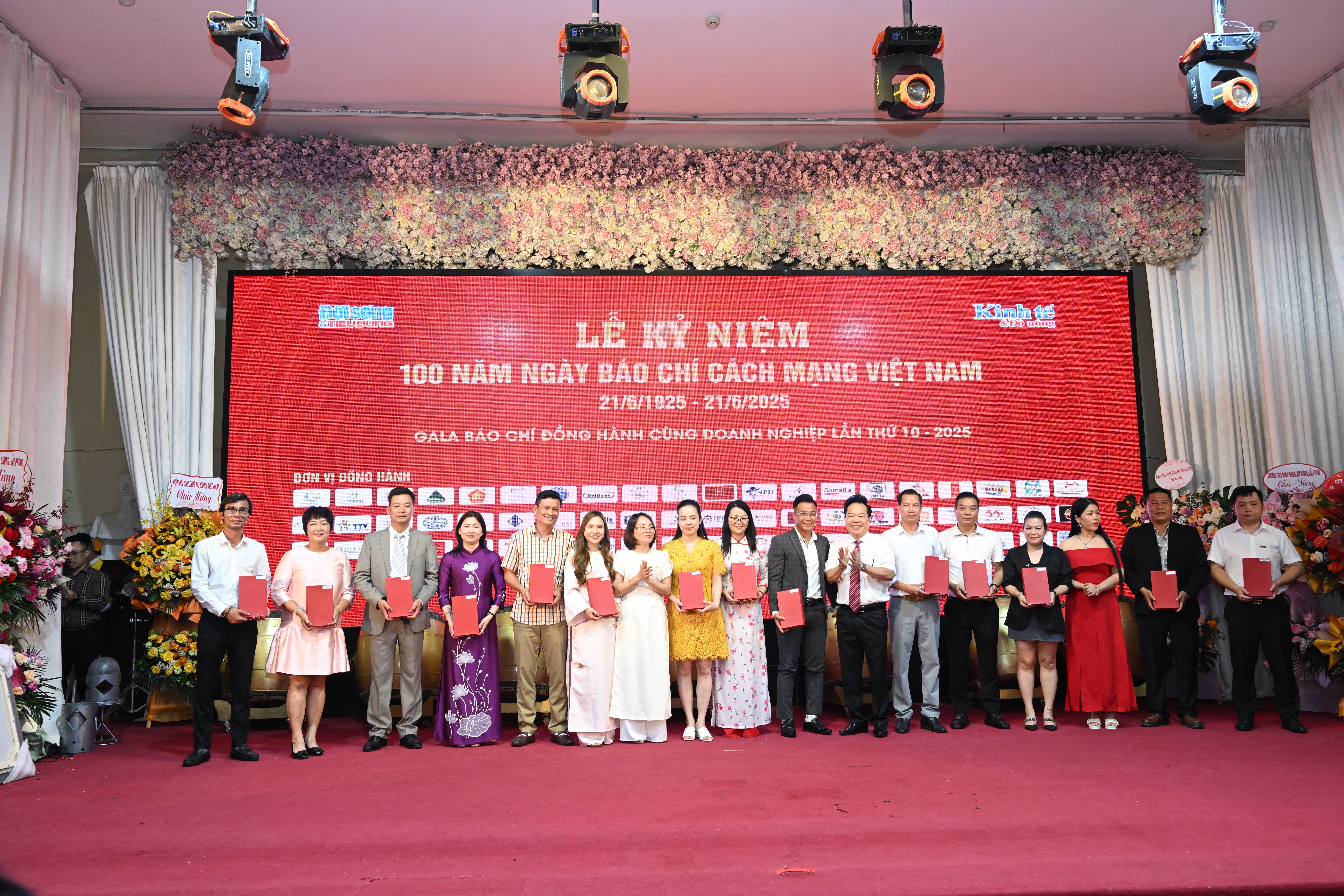 Đại diện thương hiệu Dương H&agrave; (ngo&agrave;i c&ugrave;ng b&ecirc;n phải) nhận C&uacute;p tri &acirc;n&nbsp;c&aacute;c đơn vị, doanh nghiệp, doanh nh&acirc;n ti&ecirc;u biểu đồng h&agrave;nh c&ugrave;ng B&aacute;o ch&iacute;