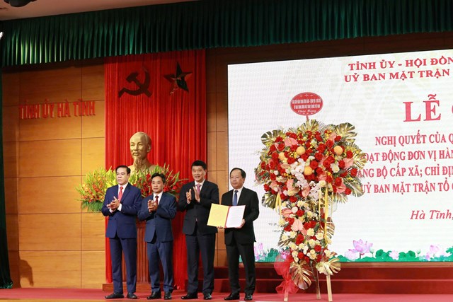 Ông Vũ Hồng Thanh - Ủy viên Trung ương Đảng, Phó Chủ tịch Quốc hội trao Nghị quyết của Ủy ban Thường vụ Quốc hội cho các đồng chí Thường trực Tỉnh ủy Hà Tĩnh.