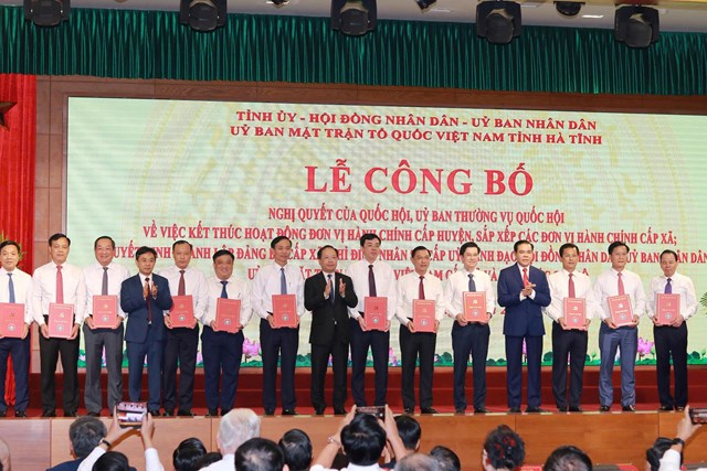 Thường trực Tỉnh ủy Hà Tĩnh trao quyết định điều động 14 cán bộ về các sở, ban, ngành cấp tỉnh.