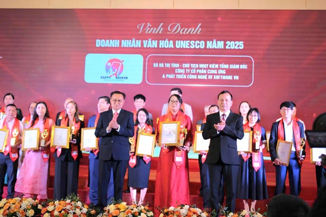 Bà Hà Thị Tính - Chủ tịch HĐQT kiêm Tổng Giám đốc Công ty Cổ phần Tập đoàn Cung Ứng & Phát Triển HT Software VN đã vinh dự đón nhận danh hiệu “Doanh nhân Văn hóa UNESCO năm 2025”.
