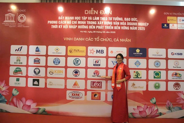 Bà Hà Thị Tính - Chủ tịch HĐQT kiêm Tổng Giám đốc Công ty Cổ phần Tập đoàn Cung Ứng & Phát Triển HT Software VN tại chương trình “Diễn đàn đẩy mạnh học tập và làm theo tư tưởng, đạo đức, phong cách Hồ Chí Minh trong xây dựng văn hóa doanh nghiệp thời kỳ hội nhập hướng đến phát triển bền vững” năm 2025.