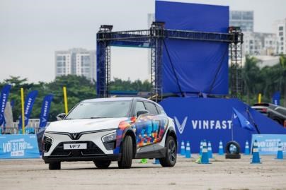B&agrave;i sa h&igrave;nh đặc biệt đ&atilde; được VinFast bố tr&iacute; để kh&aacute;ch h&agrave;ng trải nghiệm khả năng vận h&agrave;nh của xe điện VinFast