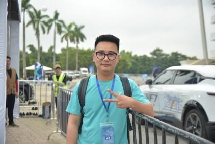 Anh B&ugrave;i Chi&ecirc;u Vo&ograve;ng ấn tượng với khả năng tăng tốc v&agrave; sự đầm chắc của mẫu VF 8