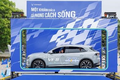 L&#225;i thử bộ đ&#244;i VinFast VF 7 v&#224; VF 8, người d&#249;ng nhận x&#233;t: “Tăng tốc qu&#225; tốt, động cơ &#234;m &#225;i, linh hoạt trong kh&#244;ng gian hẹp” - Ảnh 1