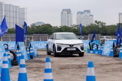 VF 7 được nhiều kh&aacute;ch h&agrave;ng đ&aacute;nh gi&aacute; l&agrave; cho cảm gi&aacute;c l&aacute;i lanh lẹ v&agrave; linh hoạt, đặc biệt trong c&aacute;c kh&ocirc;ng gian hẹp.