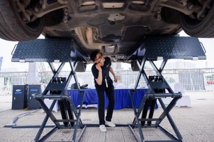 Kh&aacute;ch h&agrave;ng được hỗ trợ định gi&aacute; xe xăng cũ ngay tại sự kiện v&agrave; nhận ưu đ&atilde;i để l&ecirc;n đời xe điện