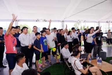 Rất đ&ocirc;ng kh&aacute;ch h&agrave;ng c&oacute; mặt tại sự kiện tạo n&ecirc;n kh&ocirc;ng kh&iacute; s&ocirc;i động cho sự kiện &ldquo;Thu xăng &ndash; Đổi điện&rdquo;