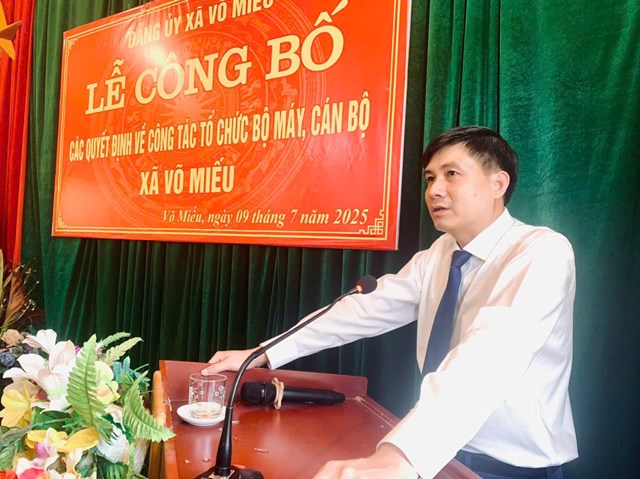 Đồng chí Đoàn Quang Tuấn – Bí thư Đảng ủy, Chủ tịch HĐND xã Võ Miếu phát biểu.