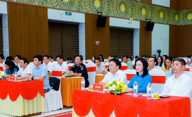 Các đại biểu dự họp báo