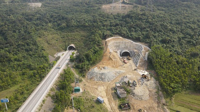 Thông hầm Đèo Ngang nối Hà Tĩnh với Quảng Trị.