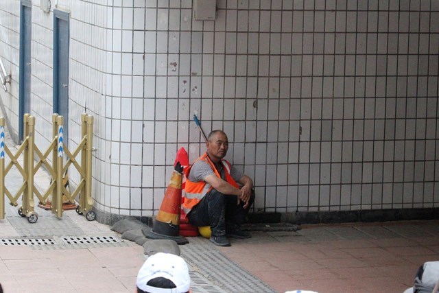 Người lao động môi trường hiện diện mọi nơi, góp phần xây dựng đô thị xanh – sạch – văn minh (Ảnh Quốc Khánh)