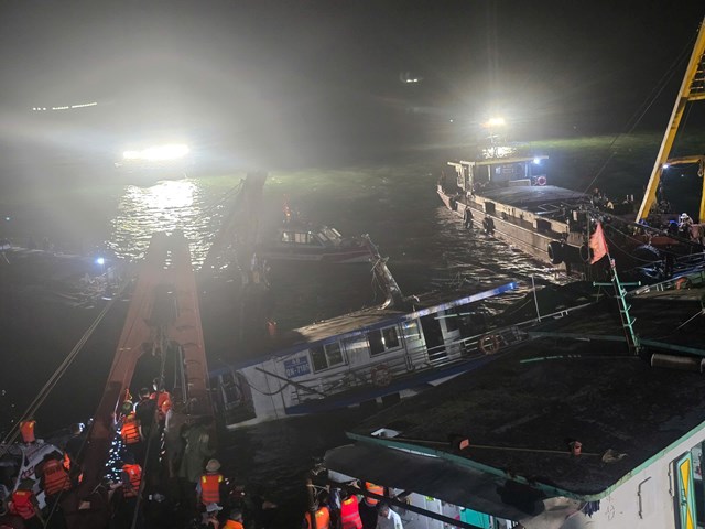 Đến 2 giờ 00 ph&uacute;t ng&agrave;y 20/7, lực lượng chức năng thực hiện bơm h&uacute;t nước trong t&agrave;u để tiến h&agrave;nh lai dắt về bờ