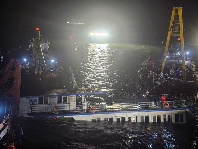 Khoảng 1 giờ 30 ph&uacute;t, t&agrave;u du lịch 48 QN-7105 cơ bản được trục vớt l&ecirc;n mặt nước.