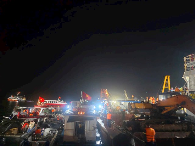 Đến rạng s&aacute;ng, t&agrave;u được neo cố định tại vị tr&iacute; an to&agrave;n, đảm bảo điều kiện phục vụ kh&aacute;m nghiệm v&agrave; x&aacute;c minh nguy&ecirc;n nh&acirc;n vụ việc.