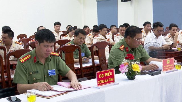 Đại tá Nguyễn Thành - Phó Giám đốc Công an tỉnh và các đại biểu dự Đại hội.