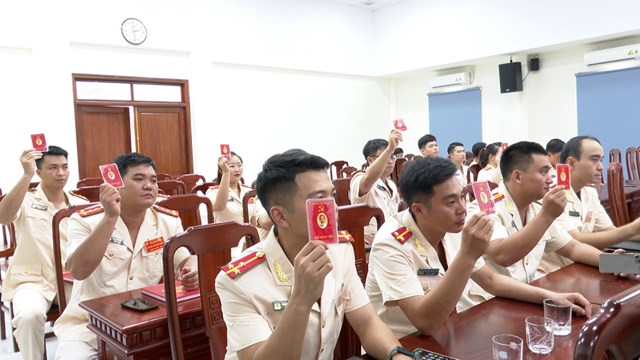 Các đại biểu biểu quyết thông qua Nghị quyết Đại hội.