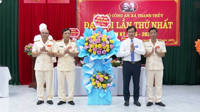 Thay mặt BCH Đảng bộ xã đồng chí Bí thư Đảng ủy Trịnh Hùng Sơn tặng hoa chúc mừng Đại hội.