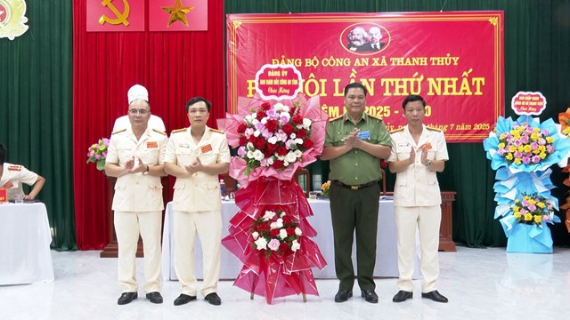 Lãnh đạo Công an tỉnh tặng hoa chúc mừng Đại hội.