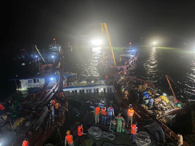 Lực lượng chức năng đang trục vớt tàu QN-7105 Vịnh Xanh 58 gặp nạn trên vịnh Hạ Long
