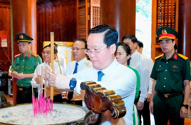 Đồng chí Nguyễn Đức Trung - Bí thư Tỉnh ủy  Nghệ An cùng đoàn công tác dâng hương tại Khu Di tích Quốc gia đặc biệt Kim Liên (xã Kim Liên)