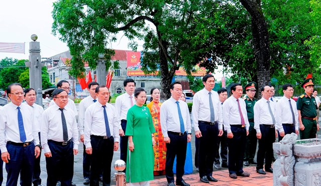 Đoàn dâng hương Ngôi mộ tập thể và Nhà tưởng niệm liệt sĩ Xô viết Nghệ Tĩnh, tại xã Hưng Nguyên