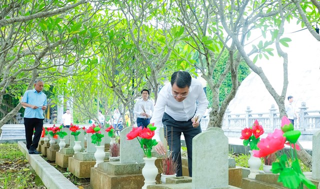 Đồng chí Lê Minh Hưng - Ủy viên Bộ Chính trị, Bí thư Trung ương Đảng, Trưởng ban Tổ chức Trung ương về Nghệ An dâng hoa, dâng hương tưởng niệm các Anh hùng liệt sĩ tại Nghĩa trang liệt sĩ quốc tế Việt - Lào